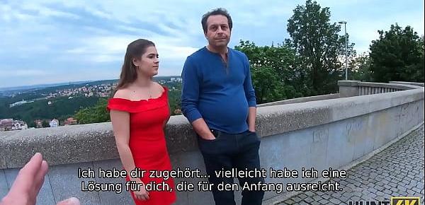 HUNT4K. Die 20-jährige Hottie gibt einem Fremden eine saftige Muschi, um alle Rechnungen ihres Vaters zu bezahlen